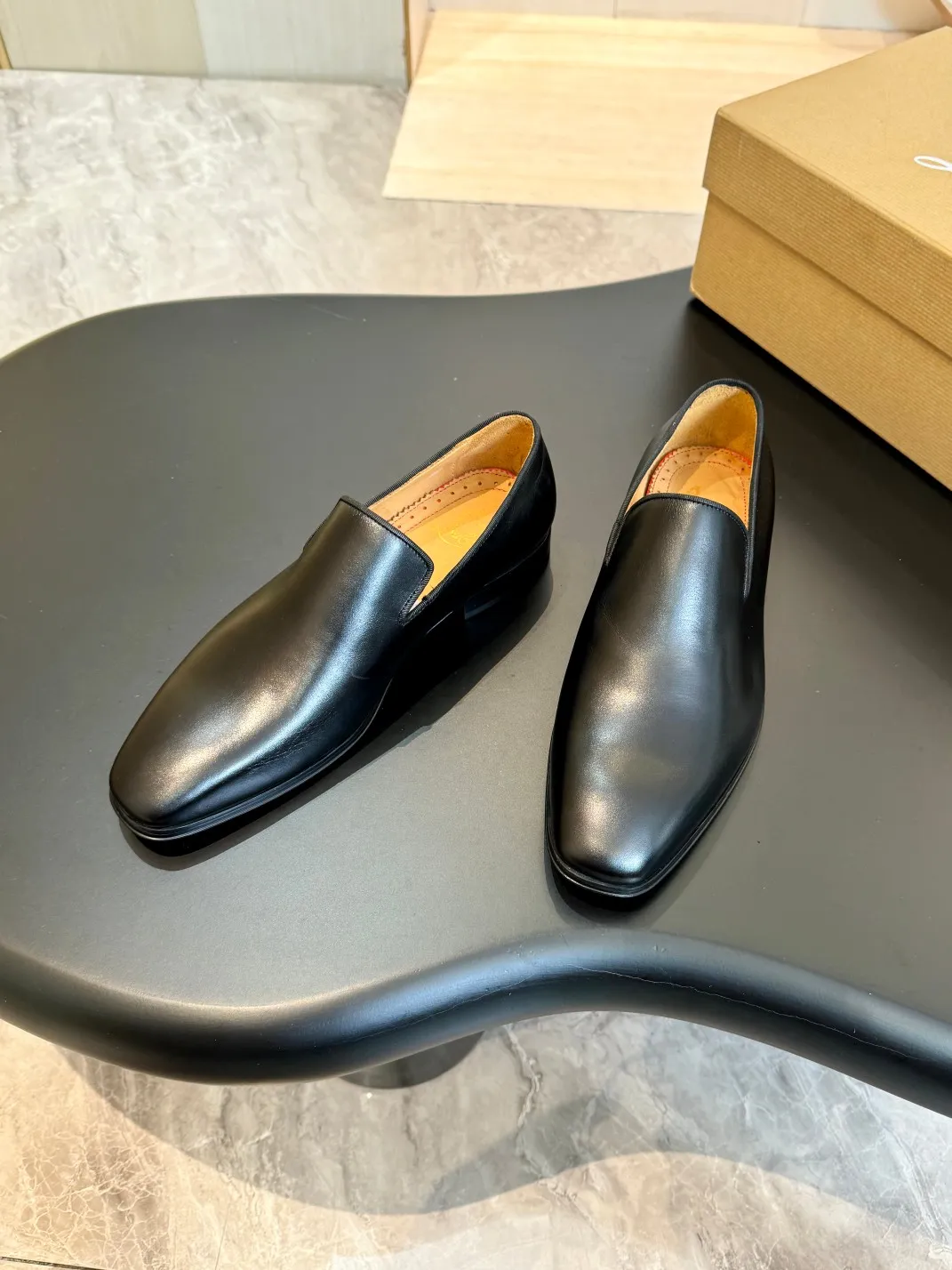 💰960 Christia*.Loubouti* high-end men's business formal leather shoes, original genuine cowhide red sole, imported Italian cowhide outsole, first-layer cowhide, water-dyed cowhide lining, high-end luxury. Size: 39-44 (customized at 38.45.46)✅